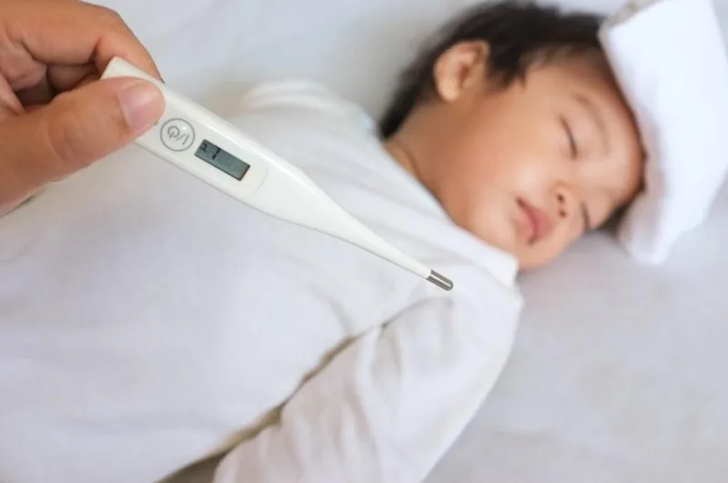 Cách dùng khăn lau hạ sốt Bbine an toàn - đúng cách - hạ sốt nhanh cho bé tre-nho-bi-sot