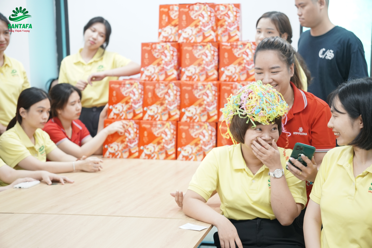 Dược Mỹ phẩm Santafa tặng quà Trung thu sớm cho CBNV Dược Mỹ phẩm Santafa tặng quà Trung thu sớm cho CBNV