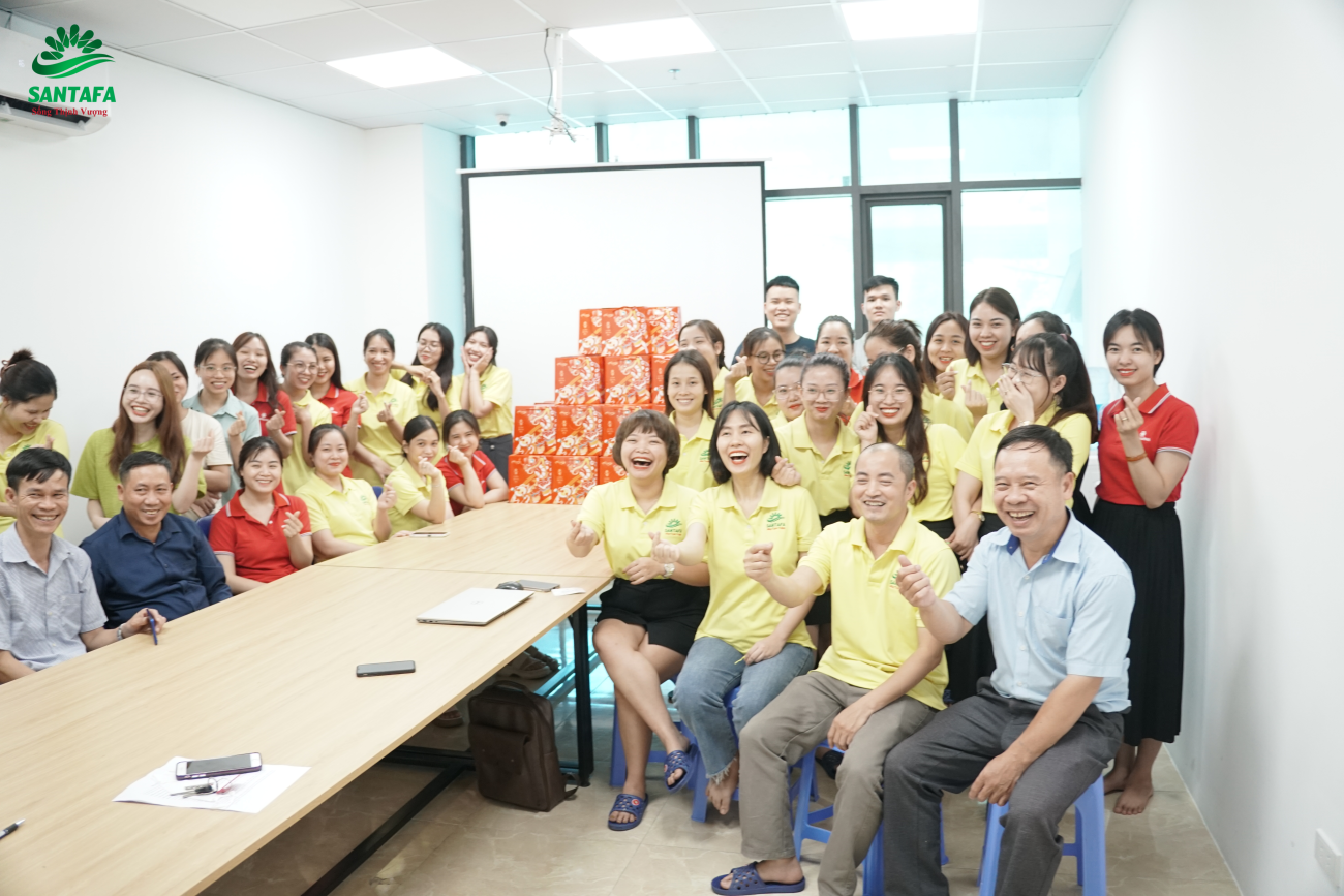 Dược Mỹ phẩm Santafa tặng quà Trung thu sớm cho CBNV Dược Mỹ phẩm Santafa tặng quà Trung thu sớm cho CBNV
