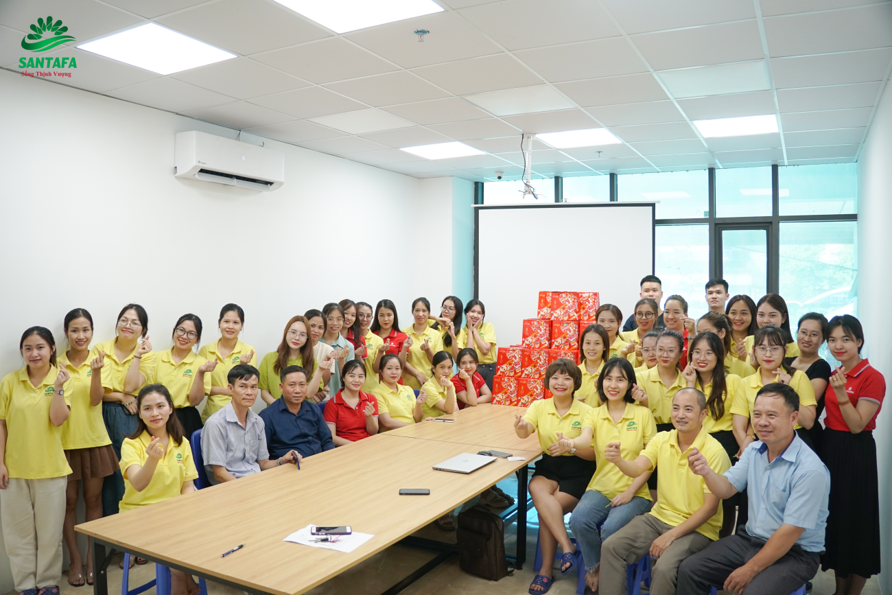 Dược Mỹ phẩm Santafa tặng quà Trung thu sớm cho CBNV Dược Mỹ phẩm Santafa tặng quà Trung thu sớm cho CBNV