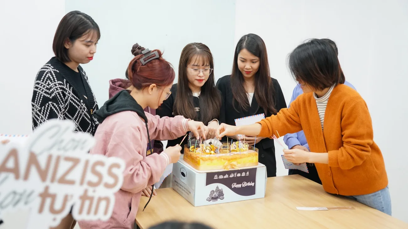 Chúc mừng sinh nhật CBNV tháng 11 - Dược Mỹ phẩm Santafa Chúc mừng sinh nhật CBNV tháng 11 - Dược Mỹ phẩm Santafa