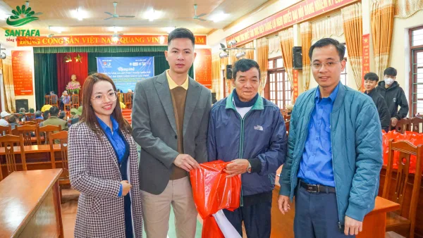 Dược Mỹ Phẩm Santafa  đồng hành cùng Chương trình khám, tư vấn và cấp phát thuốc miễn phí cho các gia đình chính sách, cựu TNXP
