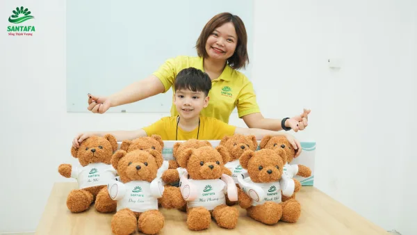 Dược Mỹ phẩm Santafa tưng bừng tổ chức tặng quà tết thiếu nhi cho các "thiên thần nhỏ"