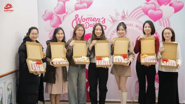 Rộn ràng niềm vui ngày 8/3 tại Dược Mỹ phẩm Santafa