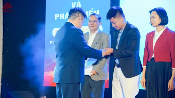 Dược Mỹ phẩm Santafa vinh dự nhận giải thưởng tại lễ kỷ niệm 60 năm ngày truyền thống Trường Cao Đẳng Dược Trung ương Hải Dương Dược Mỹ phẩm Santafa vinh dự nhận giải thưởng tại lễ kỷ niệm 60 năm ngày truyền thống Trường Cao Đẳng Dược Trung ương Hải Dương